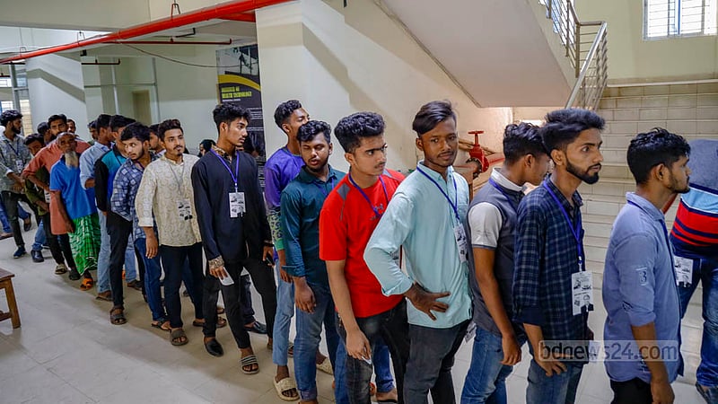 ঢাকার মহাখালীর ইনস্টিটিটিউট অব হেলথ টেকনোলজি কেন্দ্রে সোমবার দুপুরে পুরুষ ভোটারদের লাইন।&amp;nbsp;ছবি: মাহমুদ জামান অভি