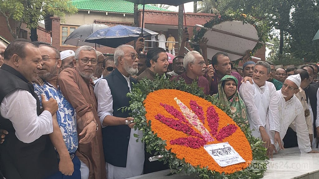 বঙ্গবন্ধুর সমাধিতে খুলনা সিটি মেয়রের শ্রদ্ধা
