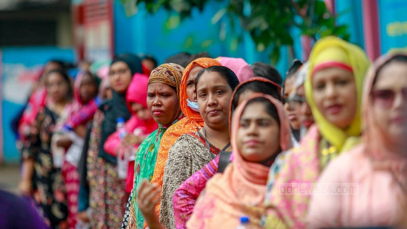 ঢাকার মহাখালীর টিঅ্যান্ডটি মহিলা কলেজে সোমবার ভোটের শুরুর দিকে কেন্দ্রের বাইরে লাইনে অপেক্ষায় নারীরা।&amp;nbsp;ছবি: মাহমুদ জামান অভি
