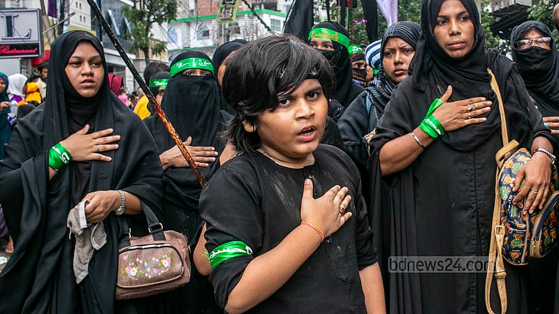 পুরান ঢাকার হোসাইনী দালান থেকে বের হওয়া তাজিয়া মিছিলে শোকের মাতমে ছিল নারীরাও। ছবি: শামীম-উস-সালেহীন