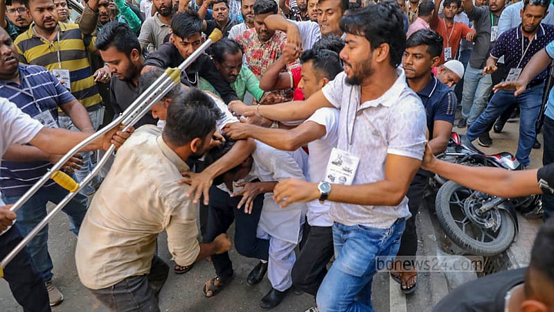 বনানী বিদ্যানিকেতন স্কুল অ্যান্ড কলেজ কেন্দ্রের বাইরে ঢাকা ১৭ উপ নির্বাচনের স্বতন্ত্র প্রার্থী হিরো আলম কিলঘুষি, লাথি ও ধস্তাধস্তির শিকার হন।
