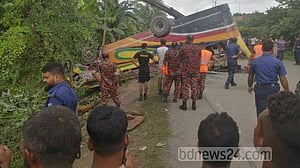 খুলনায় প্রাইভেটকারের সঙ্গে সংঘর্ষে বাস খাদে, নিহত ২