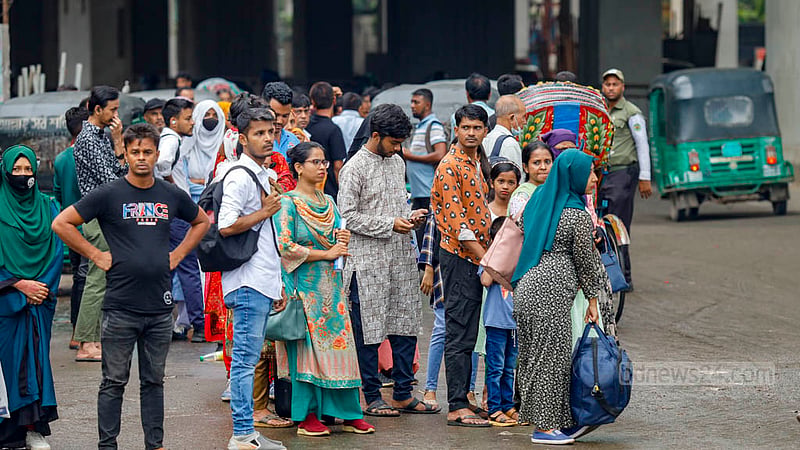 ঢাকায় বৃহস্পতিবার বিকালে গণপরিবহন কম থাকায় সড়কে সড়কে অপেক্ষা করতে দেখা যায় যাত্রীদের।&amp;nbsp;ছবি: মাহমুদ জামান অভি