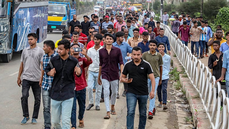 রাজনৈতিক দলগুলোর সমাবেশমুখী গাড়ির চাপ এবং পুলিশের তল্লাশি চৌকির কারণে বুধবার ঢাকার প্রবেশমুখে যানজট দেখা দিলে অনেকে হেঁটেই ঢাকায় আসেন।