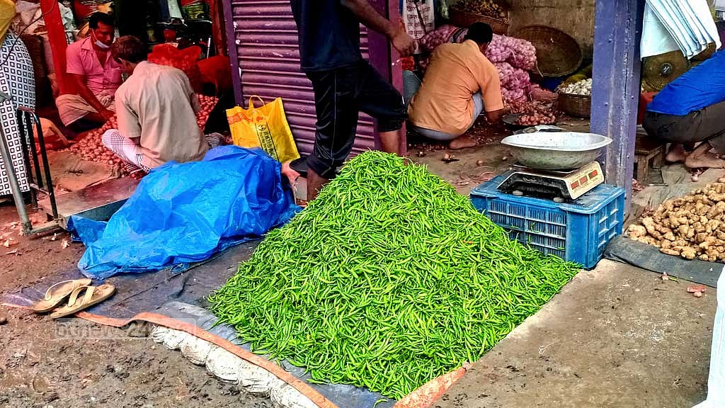 টাঙ্গাইলে কাঁচা মরিচের সঙ্গে বেড়েছে পেঁয়াজ ও আলুর দাম