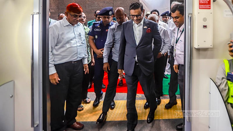 মতিঝিলের পথে পরীক্ষামূলক চলাচলকারী মেট্রোরেলের যাত্রার আগে এর ভেতরে ঘুরে দেখেন সড়ক পরিবহন ও সেতুমন্ত্রী ওবায়দুল কাদের।&amp;nbsp;ছবি: তাওহীদুজ্জামান তপু