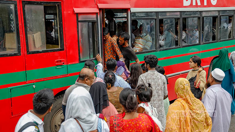 ঢাকার শাহবাগে বৃহস্পতিবার বিকালে বাস থাকতেই ঠেলাঠেলি শুরু হয় ওঠার জন্য।&amp;nbsp;ছবি: মাহমুদ জামান অভি