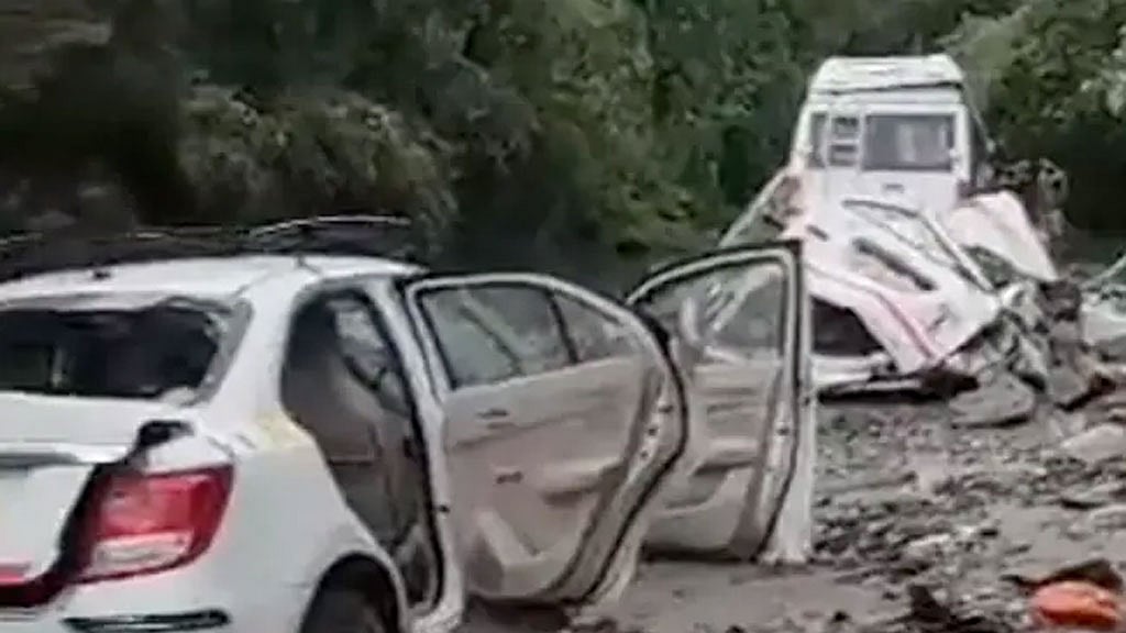 ভারতের উত্তরাখণ্ডে গাড়িতে বোল্ডার পড়ে ৪ মৃত্যু