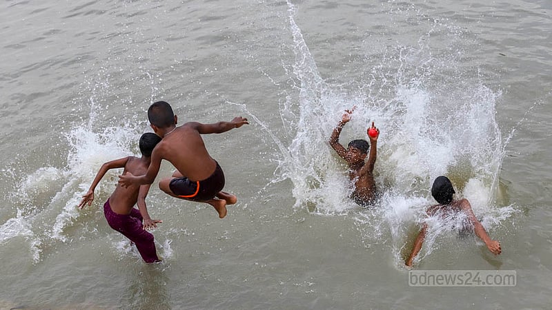 শ্রাবণে বৃষ্টির দেখা না মেলায় সারা দেশে চিটচিটে গরমে ভুগছে মানুষ। এই গরম থেকে প্রশান্তি পেতে শনিবার তুরাগে নামা শিশুদের দুরন্তপনা দেখা গেল। ছবি: আসিফ মাহমুদ অভি