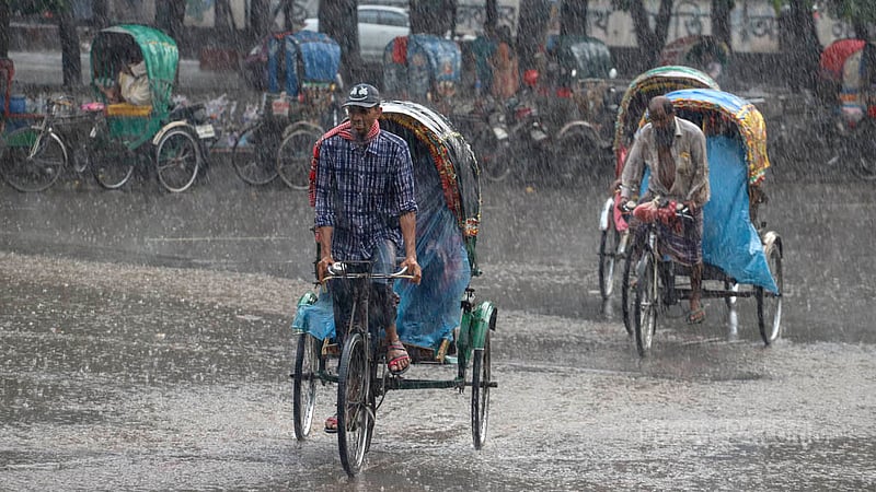 আষাঢ়ে বৃষ্টিতে ভিজে শুক্রবার যাত্রী নিয়ে গন্তব্যে রিকশা চালক। ছবি: আসিফ মাহমুদ অভি