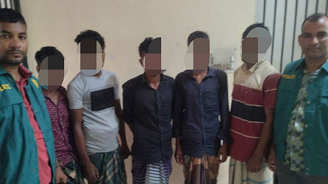 সিলেটে ট্রলার থেকে ভারতীয় চিনি জব্দ, গ্রেপ্তার ৫