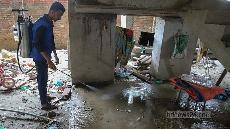 মিরপুর মাজার রোড এলাকায় রোববার নির্মাণাধীন একটি ভবনে জমে থাকা পানিতে এইডিস মশার লার্ভা পাওয়ায় কীটনাশক ছিটান হচ্ছে। ছবি: আসিফ মাহমুদ অভি