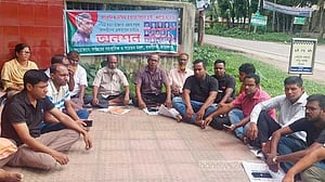 সাংবাদিক নাদিম হত্যার আসামিদের গ্রেপ্তার দাবিতে জামালপুরে অনশন