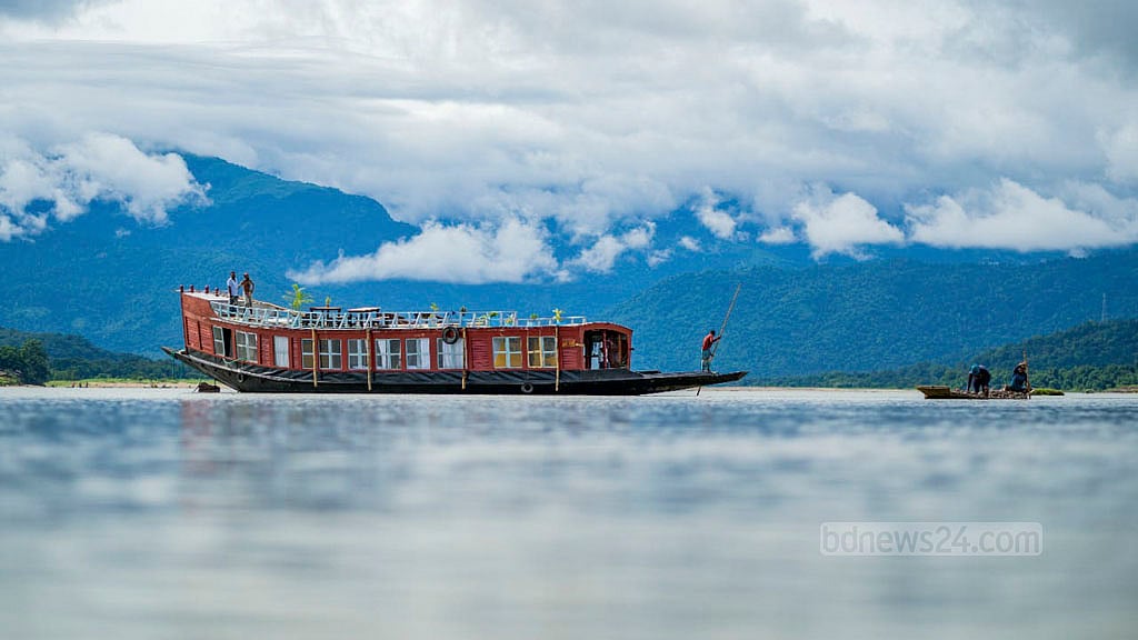 হাউজবোটে হাওরে ভেসে জমজমাট পর্যটন