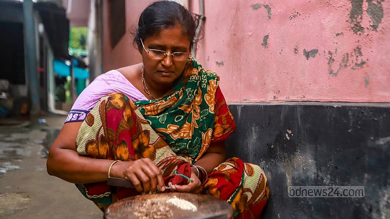 ভাকুর্তায় সোনা, রূপা, তামা, পিতল থেকে শুরু করে প্রায় সব ধাতু দিয়েই বানানো হয় গয়না। শুক্লা রানি দাস ১৫ বছর ধরে রুপা দিয়েই গয়না বানান।&amp;nbsp;ছবি: তাওহীদুজ্জামান তপু