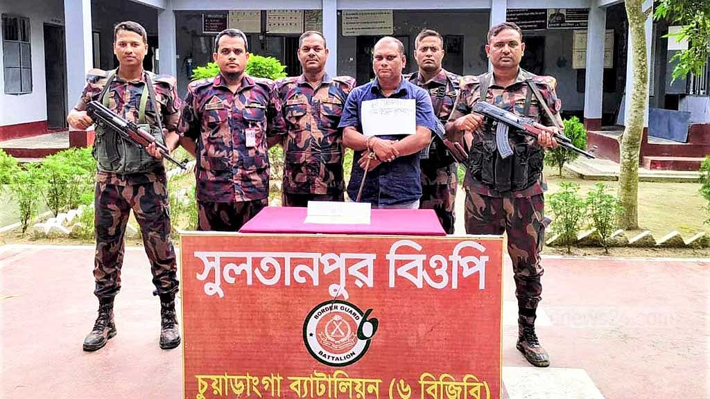 ‘২ কোটি টাকার’ সোনার বারসহ ‘চোরাকারবারি’ আটক