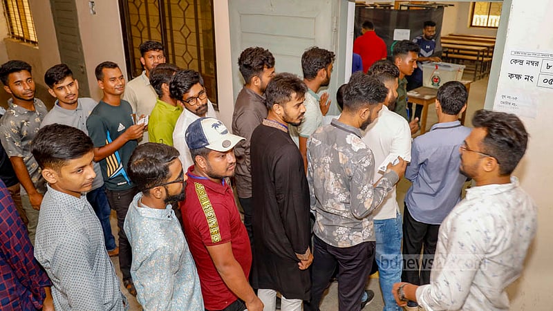 ঢাকার মহাখালীর ইনস্টিটিটিউট অব হেলথ টেকনোলজি কেন্দ্রে সোমবার দুপুরে পুরুষ ভোটারদের লাইন।&amp;nbsp;ছবি: মাহমুদ জামান অভি