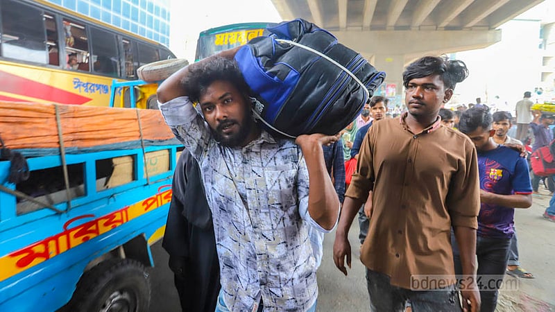 সরকার হটানোর ‘এক দফা’ আন্দোলনে দ্বিতীয় দিনের পদযাত্রা কর্মসূচি শুরুর আগে বুধবার উত্তরা আবদুল্লাহপুরে সমাবেশ করে বিএনপি। এসময় একপাশে যান চলাচল বন্ধ থাকায় মালপত্র কাঁধে নিয়ে বিমানবন্দরের উদ্দেশে এক বিদেশগামী যাত্রী। ছবি: আসিফ মাহমুদ অভি