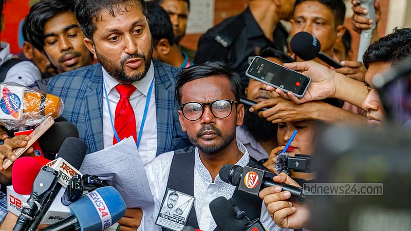 ঢাকার বনানী মডেল হাই স্কুলে সোমবার সকালে ভোট কেন্দ্র ঘুরে দেখতে এসে সাংবাদিকদের সঙ্গে কথা বলেন হিরো আলম।&amp;nbsp;ছবি: মাহমুদ জামান অভি