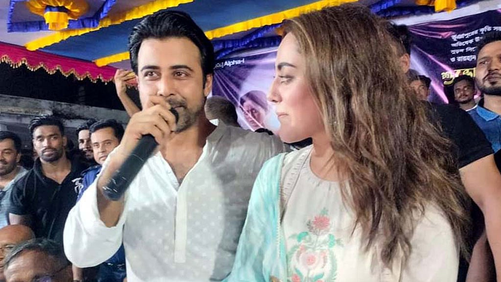 ‘সুড়ঙ্গ’ টিম টাঙ্গাইলে, জন্মভূমিতে অভিভূত নিশো