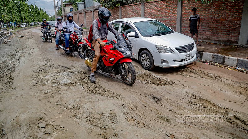রামপুরা থেকে গুলশান এক নম্বরে যাওয়ার জন্য হাতিরঝিলের এই সার্ভিস লেন ব্যবহার না করলে অনেকটা রাস্তা ঘুরতে হয়। তাই সময় বাঁচাতে অনেকেই ঝুঁকি আছে জেনেও খানাখন্দে ভরা এই রাস্তা দিয়ে চলাচল করছেন।&amp;nbsp;ছবি: মাহমুদ জামান অভি