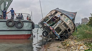 ৯ ঘণ্টা পর টেনে তোলা হল ওয়াটার বাসটি
