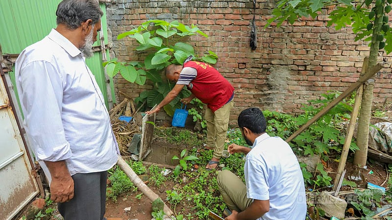 এইডিস মশা নিয়ন্ত্রণে রোববার ঢাকা উত্তর সিটি করপোরেশনের মিরপুর মাজার রোড এলাকায় বিভিন্ন বাড়িতে অভিযান চালায় ভ্রাম্যমাণ আদালত। ছবি: আসিফ মাহমুদ অভি