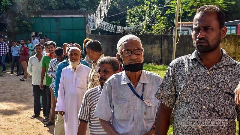 চট্টগ্রাম-১০ আসনে উপনির্বাচনে রোববার নিউ টাইগারপাস সরকারি প্রাথমিক বিদ্যালয়ে কেন্দ্রে ভোটারদের লাইন। আওয়ামী লীগের আফছারুল আমীনের মৃ্ত্যুতে এই উপনির্বাচন হয়।&amp;nbsp;ছবি: সুমন বাবু