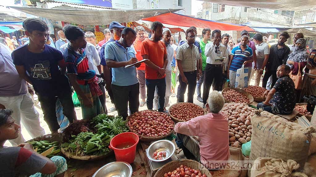 ফরিদপুরে কাঁচা বাজারে অভিযান, চার ব্যবসায়ীকে জরিমানা