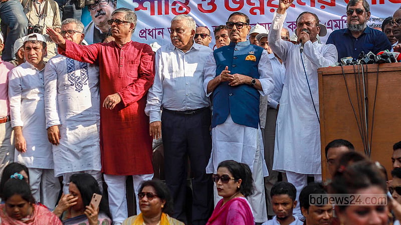 ঢাকার সাতরাস্তা মোড়ে বুধবার বিকালে আওয়ামী লীগের শান্তি সমাবেশে দলের সাধারণ সম্পাদক ওবায়দুল কাদেরের সঙ্গে জ্যেষ্ঠ নেতারা।&amp;nbsp;ছবি: তাওহীদুজ্জামান তপু