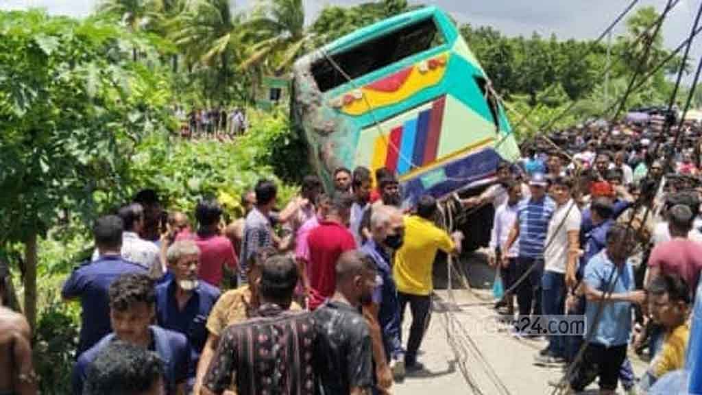 ঝালকাঠির সড়কে ১৭ মৃত্যু: সেই বাসচালক গ্রেপ্তার