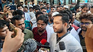 আলোচনার আশ্বাসে রাস্তা ছাড়লেন পোস্টগ্র্যাজুয়েট চিকিৎসকরা