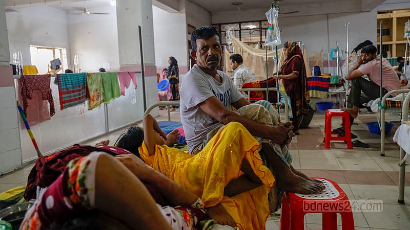 ঢাকার গোলাপবাগের হেলাল মিয়া ডেঙ্গু আক্রান্ত হয়ে সপ্তাহ খানেক ধরে হাসপাতালে ভর্তি আছেন। তাকে দেখভাল করতে গিয়ে অসুস্থ হয়ে পড়েছেন তার স্ত্রী ও মেয়ে।&amp;nbsp;ছবি: মাহমুদ জামান অভি