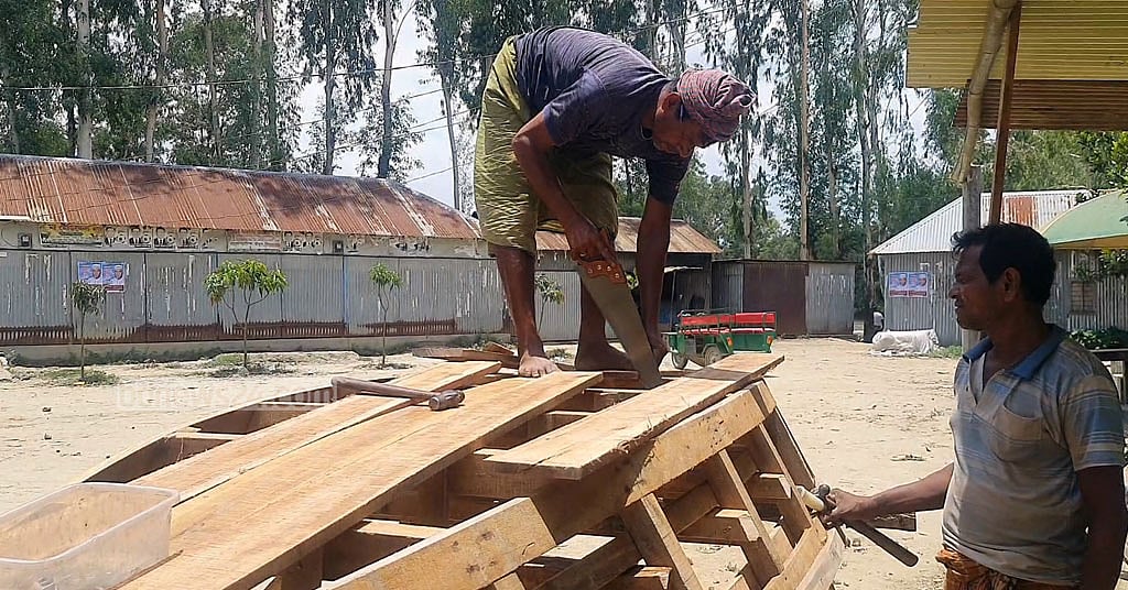 টাঙ্গাইলে হাতুড়ি-বাটাল নিয়ে ব্যস্ত নৌকা তৈরির কারিগররা