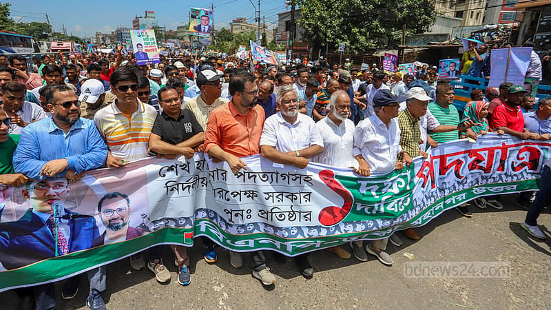 সরকার পতনের ‘এক দফা’ আন্দোলনের ঘোষণা দেওয়ার পর বিএনপির প্রথম কর্মসূচিতে মঙ্গলবার গাবতলী থেকে পুরান ঢাকার রায়সাহেব বাজার মোড় পর্যন্ত পদযাত্রায় অংশ নেন দলের মহাসচিব মির্জা ফখরুল ইসলাম আলমগীরসহ নেতাকর্মীরা। ছবি: আসিফ মাহমুদ অভি