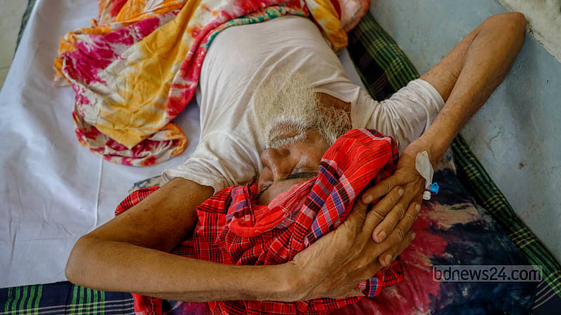 ঢাকার মিটফোর্ড হাসপাতালের ডেঙ্গু ওয়ার্ডে জায়গা নেই, রোগীদের রাখা হয়েছে ওয়ার্ডের মেঝে আর বারান্দাতেও।&amp;nbsp;ছবি: মাহমুদ জামান অভি