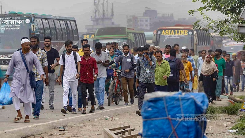 ঢাকার মাতুয়াইলে ঢাকা-চট্টগ্রাম মহাসড়কের বিএনপি ও পুলিশের সংঘর্ষের কারণে যানবাহন চলা বন্ধ হয়ে গেলে দীর্ঘ পথ হেঁটে পাড়ি দিতে হয় অনেককে।