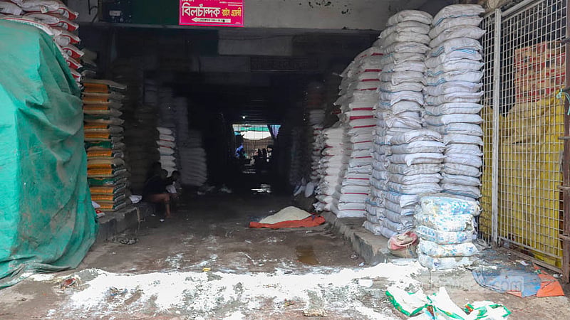 মোহাম্মদপুর কৃষি মার্কেটে বৃষ্টির পানি ঢুকে ভিজে গেছে শত শত বস্তা চাল, ডাল, আটা ও চিনি। ছবি: আসিফ মাহমুদ অভি