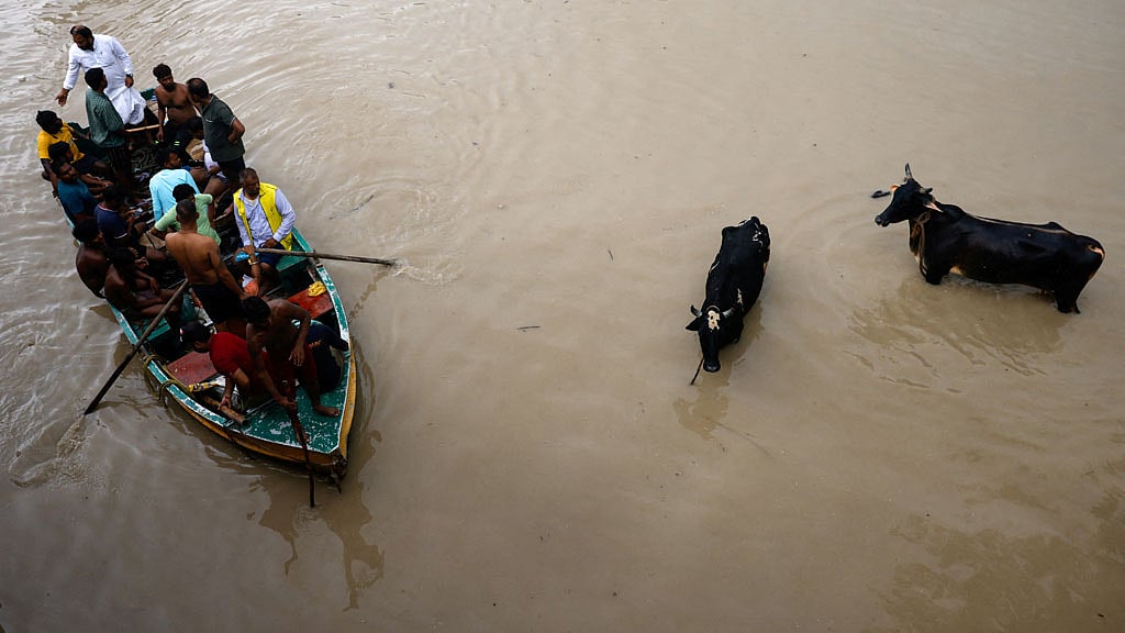 আবহাওয়ার রুদ্র রূপে বিপর্যস্ত দুনিয়া