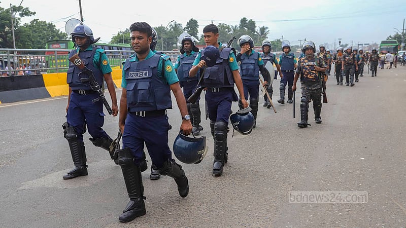 ঢাকার প্রবেশমুখ বিএনপির অবস্থান কর্মসূচি এবং তা প্রতিরোধে আওয়ামী লীগ সক্রিয় থাকায় শনিবার গাবতলী এলাকায় ছিল পুলিশের সতর্ক অবস্থান।&amp;nbsp;ছবি: আসিফ মাহমুদ অভি