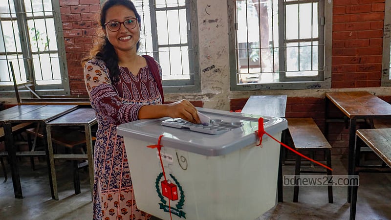 ঢাকার বনানী বিদ্যানিকেতন স্কুল অ্যান্ড কলেজে সোমবার দুপুরে ভোট দেওয়ার পর বক্সে ব্যালট ঢোকাচ্ছেন ইরফানা আফ্রিদা; যিনি এবারই প্রথম ভোট দেন।&amp;nbsp;ছবি: মাহমুদ জামান অভি