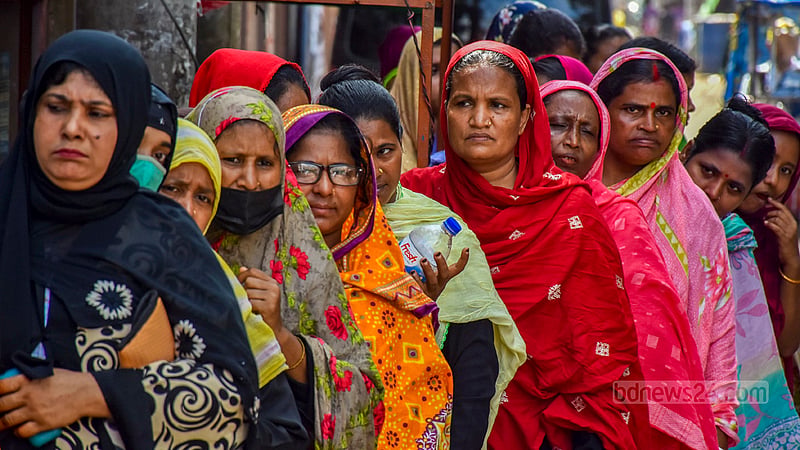 নতুন প্রতিনিধি বেছে নিতে চট্টগ্রাম-১০ আসনের উপনির্বাচনে রোববার লালখান বাজার সরকারি প্রাথমিক বিদ্যালয় কেন্দ্রের বাইরে ভোট দিতে আসা নারীদের লাইন।&amp;nbsp;ছবি: সুমন বাবু