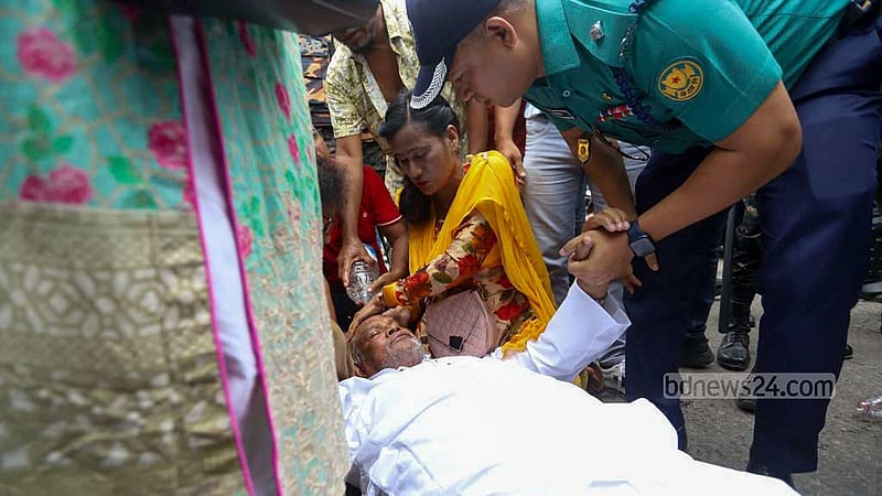 গাবতলীতে অবস্থান কর্মসূচি থেকে ঢাকা মহানগর উত্তর বিএনপির সভাপতি আমানউল্লাহ আমানকে পুলিশ আটক করে নিয়ে যাওয়ার সময় অসুস্থ হয়ে সড়কে লুটিয়ে পড়েন তিনি। এসময় দলের নেতা-কর্মীরা তার মাথায় পানি ঢালছিলেন।&amp;nbsp;ছবি: আসিফ মাহমুদ অভি