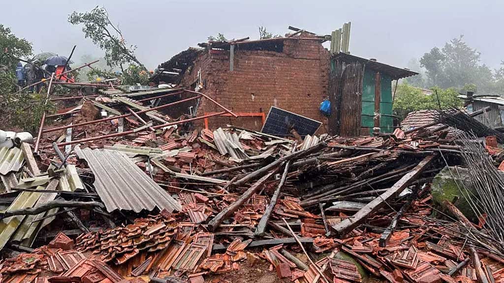 মহারাষ্ট্রে ভূমিধস: মৃত্যু বেড়ে ১৬, আটকা শতাধিক