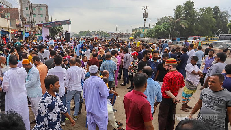 গাবতলী এলাকায় বিএনপির অবস্থান কর্মসূচি প্রতিরোধ করতে সড়কের উপর মঞ্চ বানিয়ে অবস্থান নেয় ঢাকা মহানগর উত্তর আওয়ামী লীগের নেতা-কর্মীরা।&amp;nbsp;ছবি: আসিফ মাহমুদ অভি