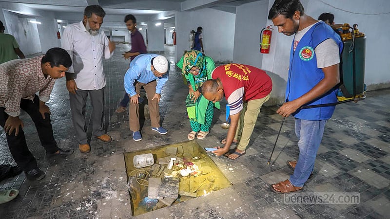 মিরপুর মাজার রোড এলাকায় রোববার একটি বাড়ির গাড়ি পার্কিংয়ের স্থানে এইডিস মশার লার্ভা পাওয়ায় জরিমানা করে ঢাকা উত্তর সিটি করপোরেশনের ভ্রাম্যমাণ আদালত। ছবি: আসিফ মাহমুদ অভি