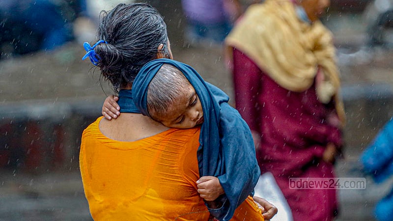 দুই দলের সমাবেশের কারণে ঢাকার বিভিন্ন সড়কে বুধবার গণপরিবহন কম থাকায় বৃষ্টির মধ্যে সন্তান কোলে হেঁটেই গন্তব্যে যেতে হয় এই নারীকে।