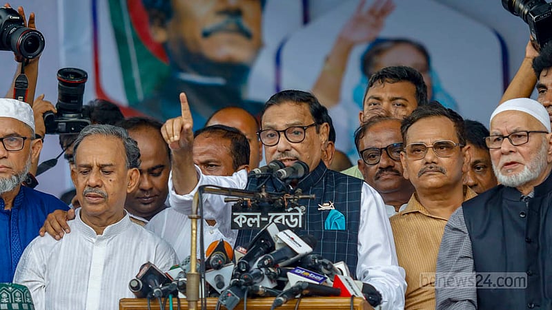 ঢাকায় বায়তুল মোকাররম মসজিদের দক্ষিণ পাশে বুধবার আওয়ামী লীগের সমাবেশে বক্তব্য দেন দলের আওয়ামী লীগের সাধারণ সম্পাদক ওবায়দুল কাদের। তিনি বলেন, শেখ হাসিনাকে প্রধানমন্ত্রী রেখেই নির্বাচন হবে।&amp;nbsp;ছবি: মাহমুদ জামান অভি