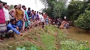 নেত্রকোণায় ইটবোঝাই ট্রাক উল্টে প্রাণ গেল ২ শ্রমিকের