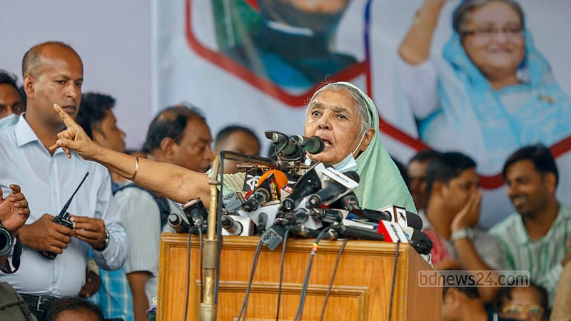 ঢাকায় বায়তুল মোকাররম মসজিদের দক্ষিণ পাশে বুধবার আওয়ামী লীগের সমাবেশে বক্তব্য দেন দলের সভাপতিমণ্ডলীর সদস্য ও জাতীয় সংসদের উপনেতা মতিয়া চৌধুরী।&amp;nbsp;ছবি: মাহমুদ জামান অভি